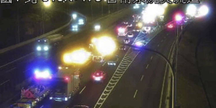 ▲國1北316km事故!掉落物散滿地...多車受損卡路肩,後方車流回堵(圖/翻攝自1968)
