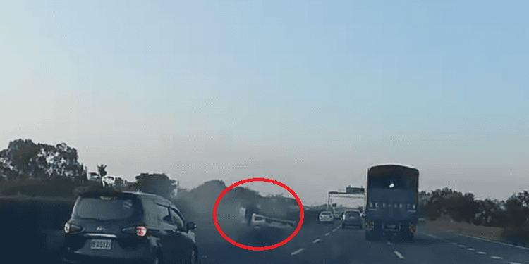 國道自小客車遭撞擊路面打轉翻覆! 大貨車變換車道肇事