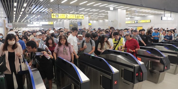 台南鐵路地下化今通車！首班自強號清晨發車　地面時代正式告別