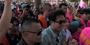 「洋流」旋風強襲台中！沈伯洋合體何欣純 引爆數千民眾簇擁搶擊掌