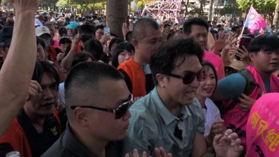 「洋流」旋風強襲台中!沈伯洋合體何欣純 引爆數千民眾簇擁搶擊掌
