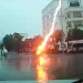 影/天空突降閃電!越南女騎士遭「落雷精準擊中」慘摔 雙手燒傷頭部重創命危