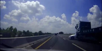 國1嘉義段驚險事故！轎車突從大貨車前橫向竄出　跨越車道後再遭後車撞上