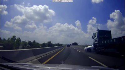 國1嘉義段驚險事故!轎車突從大貨車前橫向竄出 跨越車道後再遭後車撞上