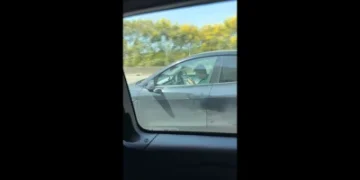 國1湖口特斯拉駕駛低頭滑手機！車輛持續行駛　副駕還在睡