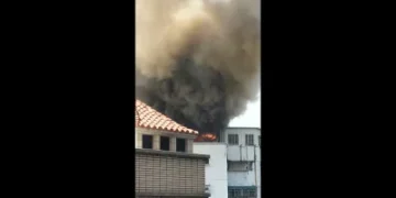 桃園蘆竹住宅頂樓火警！南竹路一段傳火警　多個消防分隊馳援