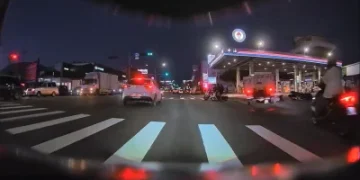 小貨車路口右轉撞機車！騎士瞬間倒地　後方行車紀錄器拍下驚險一幕