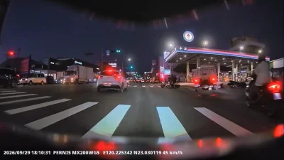 小貨車路口右轉撞機車!騎士瞬間倒地 後方行車紀錄器拍下驚險一幕