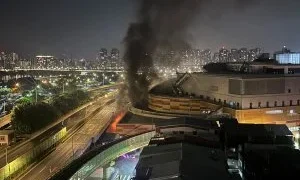 台北第一果菜市場深夜火警！充電中電動拖板車起火　約10攤商受波及