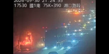 快訊／國1北上客運火燒車！高架楊梅端前起火　回堵2公里