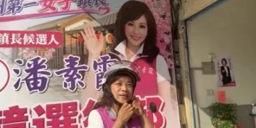 選舉看板「SO HOT」超鬧！參選人潘素霞曝光　網友秒懂：有夠會