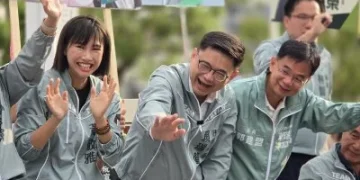 賴瑞隆啟動「陸空戰」！合體高雄隊站路口　一人分飾16角演「百變隆隆」