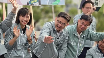 賴瑞隆啟動「陸空戰」!合體高雄隊站路口 一人分飾16角演「百變隆隆」