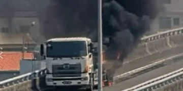 國道3號砂石車邊開邊冒煙起火！　駕駛停交流道出口匝道路邊急報案