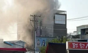 潭子住宅火警！67歲婦受困套房打119求救　消防急救出送醫