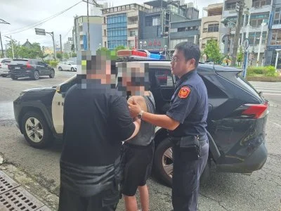 八旬失智翁獨坐東港街頭 警耐心查身分護送返家