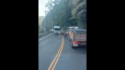 蘇花公路落石擋道!雙向大貨車司機都停車 一起下車搬石暖舉曝光