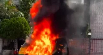 新店娃娃車被烈焰濃煙呑噬！　駕駛及車內10名幼童即時逃出無傷亡