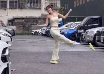 李多慧挑戰「閃身步」　浪子踢球竟踢飛拖鞋　她當場傻眼