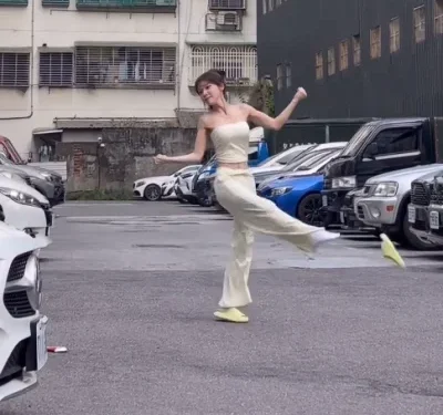 李多慧挑戰「閃身步」 浪子踢球竟踢飛拖鞋 她當場傻眼