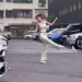 李多慧挑戰「閃身步」　浪子踢球竟踢飛拖鞋　她當場傻眼
