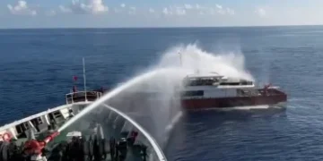 噴水驅離！中國漁船侵入東沙海域海巡強力執法　兼顧人道救援提供熱食