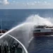 噴水驅離!中國漁船侵入東沙海域海巡強力執法 兼顧人道救援提供熱食