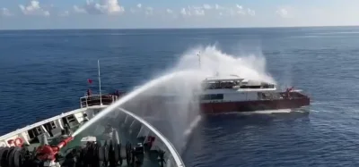 噴水驅離!中國漁船侵入東沙海域海巡強力執法 兼顧人道救援提供熱食