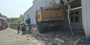 澎湖湖西鄉砂石車撞進鐵皮屋！　消防隊員救出受困駕駛