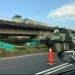 影/關渡大橋驚見國軍雲豹甲車自撞 失控衝分隔島撞斷燈桿