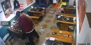 影／凌晨喝太醉慘了！陸男起身失衡倒下「臉直接砸進火鍋」　湯潑滿全身影片瘋傳