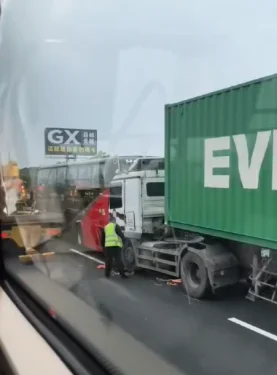 遊覽車追撞緩撞車再被貨櫃車追撞! 國道1號連環車禍4人受傷