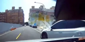 撞擊畫面曝光！桃園直行車被停車格切出車撞翻　駕駛手部被玻璃割傷  