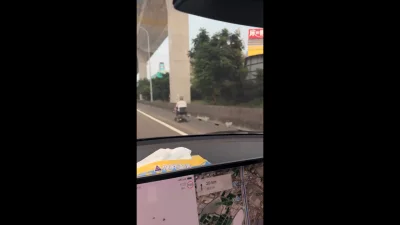 太驚險!82歲翁「電動代步車」開上國1 車流呼嘯而過畫面曝光