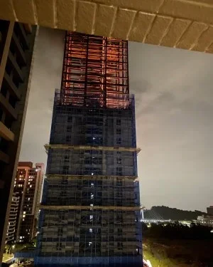 快訊／新店「聯上澐朗」建案深夜竄火！高樓施工區火光狂冒、黑煙直竄