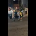西門町街頭1對2爆衝突！阿伯「閃身」連躲攻勢　最後2人接連倒地