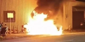 酒後與妻吵架竟縱火洩憤！高雄男點燃機車「5輛全燒光」