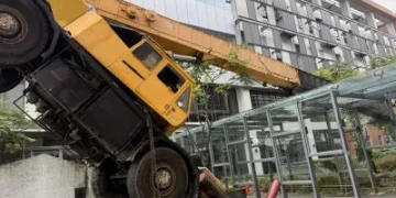 宜蘭工安意外一死一傷！　洗外牆吊車倒塌工人高處墜落釀悲劇