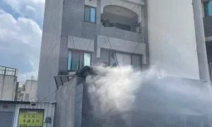 新竹民宅疑似氣爆引發火警！　1名男子受困消防隊員救出