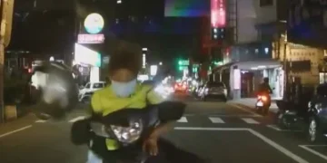 八德馬路三寶！騎車衝對向車道左手沒握把手　對向自小客車駕駛狂按喇叭仍撞車