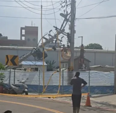 整地掏空地基釀禍！　台中大肚台電臨時電桿傾倒