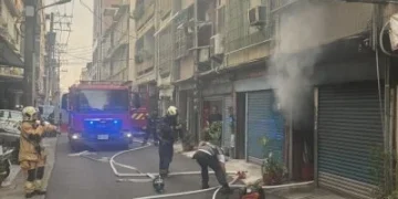 快訊／疑微電車起火！高雄住宅冒濃煙「屋主送醫」