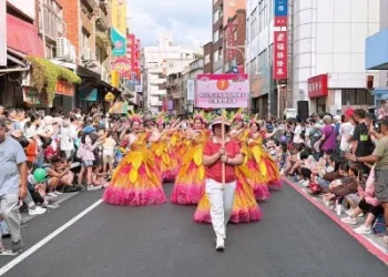 淡水老街變大型舞台！37組隊伍繽紛踩街　「橋好幸福」迎淡江大橋新氣象