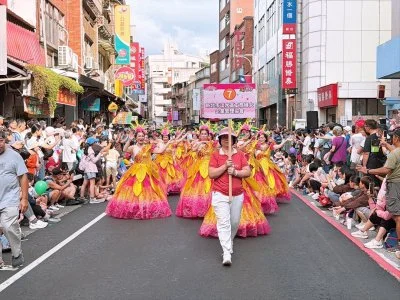 淡水老街變大型舞台!37組隊伍繽紛踩街 「橋好幸福」迎淡江大橋新氣象