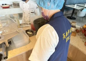 承億酒店食安疑慮！員工「無敵手套」挖冰、端餐盤又擦餐檯