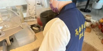 承億酒店食安疑慮！員工「無敵手套」挖冰、端餐盤又擦餐檯