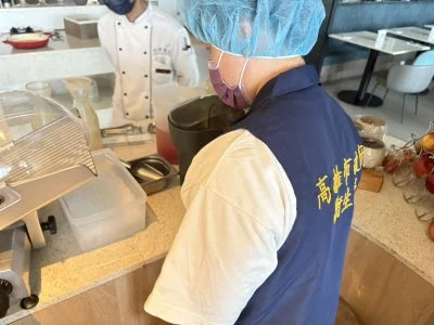 承億酒店食安疑慮!員工「無敵手套」挖冰、端餐盤又擦餐檯