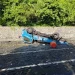 花蓮車禍蝦子掉滿地! 鳳林分局員警挽袖清理協助排除道路障礙