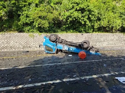 花蓮車禍蝦子掉滿地! 鳳林分局員警挽袖清理協助排除道路障礙