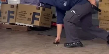路上亮槍！男子帶槍出門彈匣落地　網友：回到以前走路會踢到槍或彈匣嗎？ 